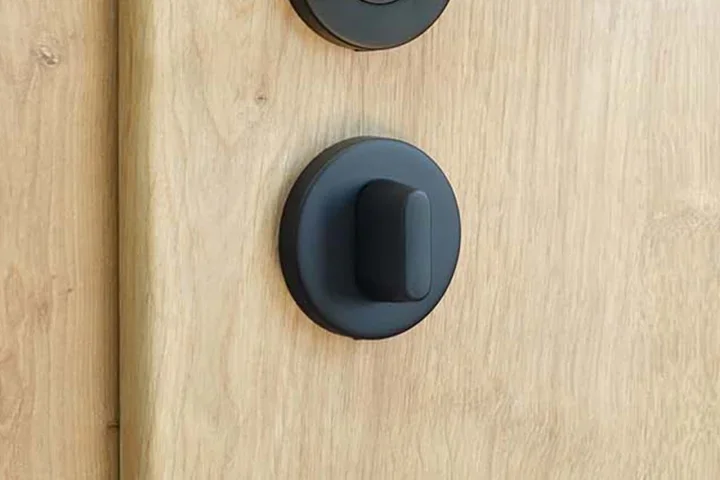black bathrom handle